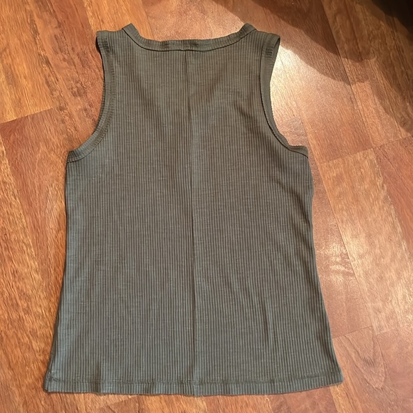 BNWOT Zenana green ribbed tank top - Picture 12 of 14